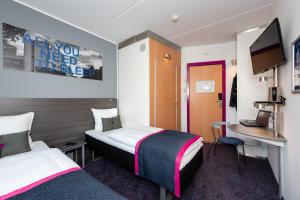 Uma televisão e/ou sistema de entretenimento em Cabinn Aalborg