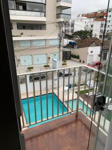 - Balcón con vistas a la piscina en Pousada Marissol, en Cabo Frío