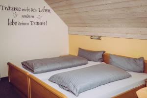 Postel nebo postele na pokoji v ubytování Gasthof zur Brücke