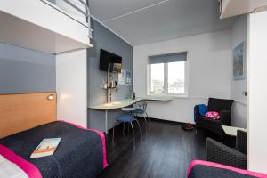 Uma área de estar em Cabinn Aalborg