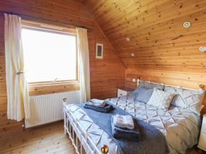 1 dormitorio con 1 cama en una habitación de madera en Pen Y Clawdd, en Presteigne