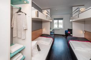 Uma cama ou camas num quarto em Cabinn Aalborg