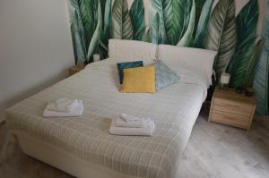 ein Schlafzimmer mit einem Bett mit Handtüchern darauf in der Unterkunft Dalle Sorelle in Moncalvo