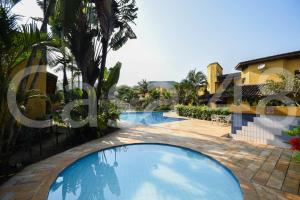 einen Pool in einer Villa mit einem Resort in der Unterkunft Beach House - Camburi in Camburi