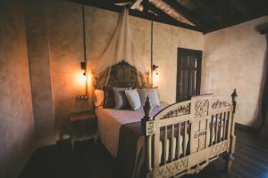 A bed or beds in a room at Hotel Rural La Guaja