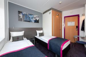 Uma cama ou camas num quarto em Cabinn Aalborg
