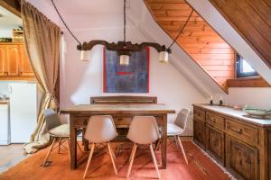 uma sala de jantar com uma mesa de madeira e cadeiras em Noguera by Totiaran em Baqueira-Beret