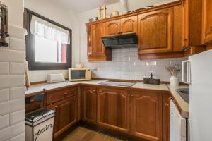 une cuisine avec des armoires en bois et un micro-ondes dans l'établissement Noguera by Totiaran, à Naut Aran 5 autres photos