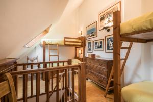 - une chambre avec 2 lits superposés et un escalier dans l'établissement Noguera by Totiaran, à Naut Aran