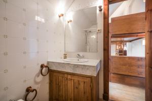 une salle de bains avec un lavabo et un miroir dans l'établissement Noguera by Totiaran, à Naut Aran