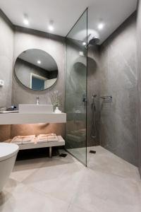 W łazience znajduje się prysznic, umywalka i lustro. w obiekcie Dedalos Hotel w mieście Malia
