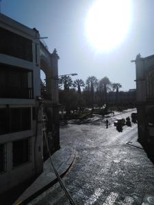 Blick auf eine Straße mit der Sonne am Himmel in der Unterkunft Casablanca Hostal in Arequipa