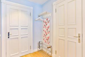 Una puerta blanca en una habitación con armario en Magnolia en Ostseebad Sellin