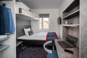 Uma televisão e/ou sistema de entretenimento em Cabinn Aalborg