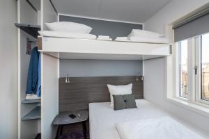 Uma cama ou camas num quarto em Cabinn Aalborg