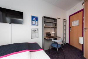 Uma televisão e/ou sistema de entretenimento em Cabinn Aalborg