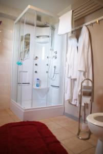 a bathroom with a shower with a glass door at Vakantie Logies Allo Allo in Poperinge