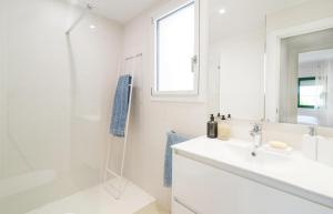 Koupelna v ubytování Vela Blanca SA RIERA duplex w private parking + 16 fotografií