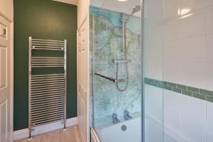 Ένα μπάνιο στο Host & Stay - Artist House