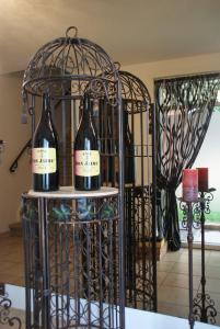 dwie butelki wina w metalowej klatce w obiekcie Vakantie Logies Allo Allo w mieście Poperinge