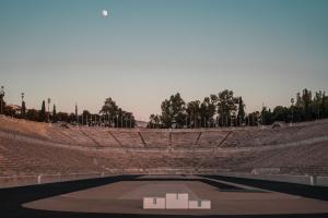 een leeg stadion met een basketbalveld erin bij Athens Green Apartments in Athene
