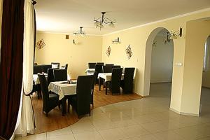 a dining room with tables and chairs and an archway at Zajazd Zacisze in Żary