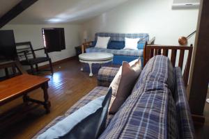 salon z kanapą i stołem w obiekcie La Serrana de la Vera Casa Rural TR-CC-00366 w mieście Garganta la Olla