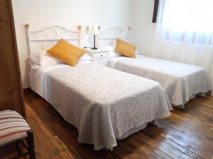 Łóżko lub łóżka w pokoju w obiekcie La Serrana de la Vera Casa Rural TR-CC-00366