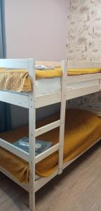 Двухъярусная кровать или двухъярусные кровати в номере Апартаменты на Воровского