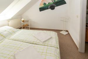 a bedroom with two beds in a attic at Gesundheitsoase in Burg