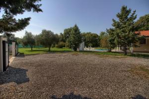 Vonkajšia záhrada v ubytovaní Wonderful villa Nezakcij with pool near the town and the beach