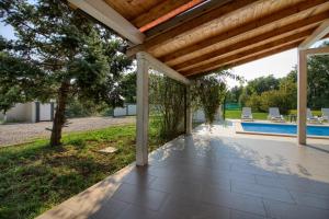 Bazén v ubytovaní Wonderful villa Nezakcij with pool near the town and the beach alebo v jeho blízkosti