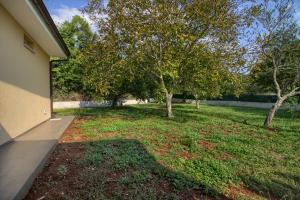 Vonkajšia záhrada v ubytovaní Wonderful villa Nezakcij with pool near the town and the beach
