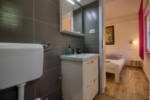 Kúpeľňa v ubytovaní Wonderful villa Nezakcij with pool near the town and the beach