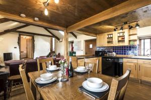 Restaurace v ubytování Foxglove - Luxurious Barn Conversion - Blossom Farm