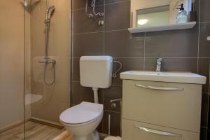 Kúpeľňa v ubytovaní Wonderful villa Nezakcij with pool near the town and the beach