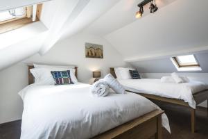 Postel nebo postele na pokoji v ubytování Foxglove - Luxurious Barn Conversion - Blossom Farm