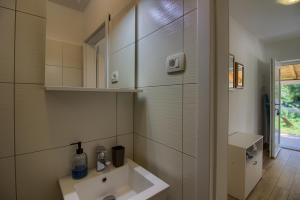 Kúpeľňa v ubytovaní Wonderful villa Nezakcij with pool near the town and the beach + 28 fotografií