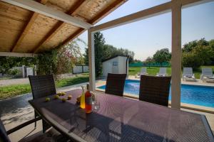 Bazén v ubytovaní Wonderful villa Nezakcij with pool near the town and the beach alebo v jeho blízkosti