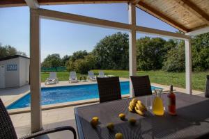Bazén v ubytovaní Wonderful villa Nezakcij with pool near the town and the beach alebo v jeho blízkosti