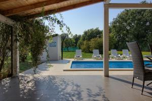 Bazén v ubytovaní Wonderful villa Nezakcij with pool near the town and the beach alebo v jeho blízkosti