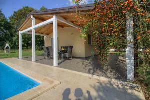 Bazén v ubytovaní Wonderful villa Nezakcij with pool near the town and the beach alebo v jeho blízkosti
