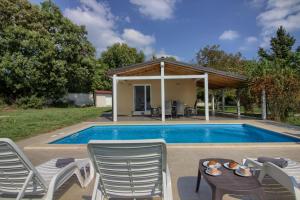Bazén v ubytovaní Wonderful villa Nezakcij with pool near the town and the beach alebo v jeho blízkosti