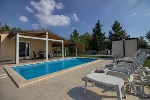 Bazén v ubytovaní Wonderful villa Nezakcij with pool near the town and the beach alebo v jeho blízkosti
