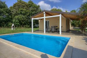 Bazén v ubytovaní Wonderful villa Nezakcij with pool near the town and the beach alebo v jeho blízkosti