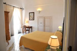 a bedroom with a bed and a lamp at Hotel La Casa sul Mare in Procida