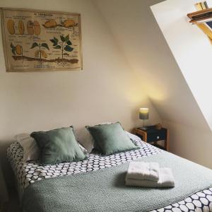 A bed or beds in a room at Le Lodge des Prés