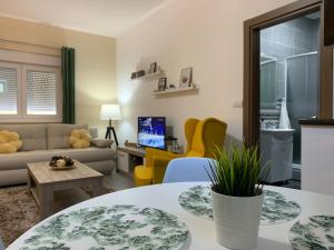 ein Wohnzimmer mit einem Sofa und einem Tisch in der Unterkunft Apartman Hana in Sombor
