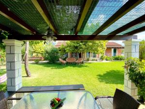 Κήπος έξω από το Asteraki Beach House by DadoVillas +38 φωτογραφίες