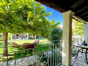 Κήπος έξω από το Asteraki Beach House by DadoVillas